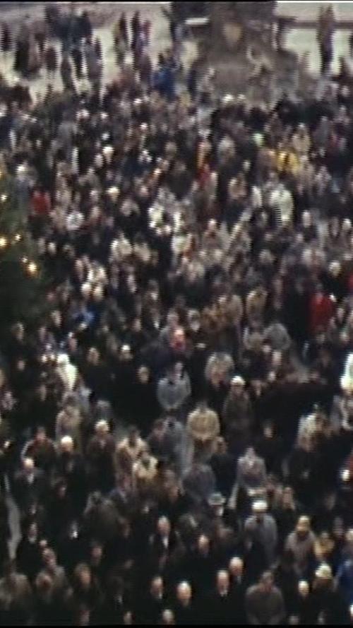 Bei den Feierlichkeiten zur Einweihung von Fußgängerzone und Tiefgarage im November 1977 herrschte reges Treiben in der Schwabacher Innenstadt. Das Fest fand Ende November statt, deshalb steht neben dem Rathaus ein beleuchteter Weihnachtsbaum.