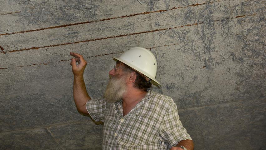 Martin Boss zeigt den rostigen Unterbau der herabgefallenen Decke.