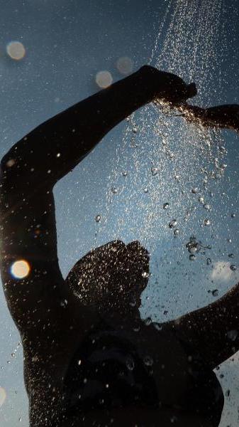 Warm-kalte Wechselduschen sind gut für Körper und Kreislauf. Alternativ wirkt auch ein kaltes Fußbad oder einfach kaltes Wasser über die Handgelenke laufen zu lassen: Dadurch täuschen Sie ihrem Körper eine niedrigere Temperatur vor. Der Organismus reagiert prompt auf den unerwarteten Kältereiz und verengt seine Blutgefäße. So kommt Ihr Kreislauf in Schwung und Sie fühlen sich wieder fit.