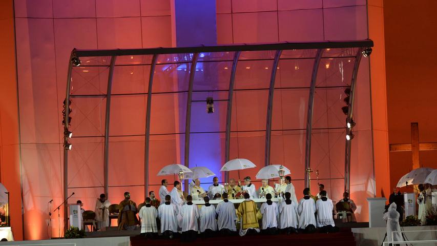 Im Regen feierten Bischöfe und Gläubige gemeinsam das heilige Abendmahl.