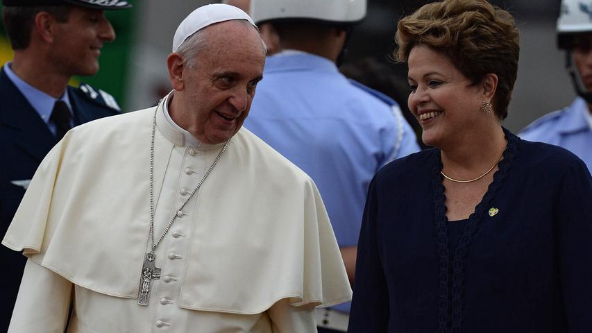 Er war noch nicht anwesend: Papst Franziskus landete bereits am Dienstag in der Metropole am Zuckerhut...