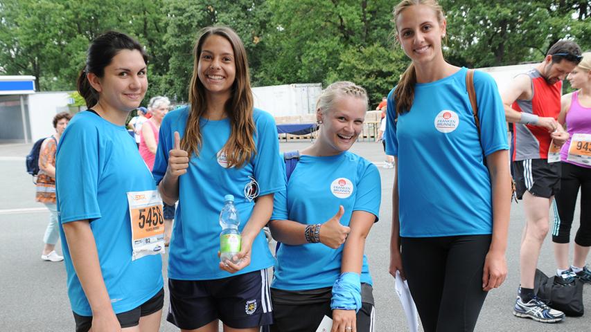 Bereits vor dem Start sind die Teilnehmer des B2Run-Firmenlaufes bester Stimmung. Sie wollen nicht nur gute Leistungen für ihre Teams bringen, sondern vor allem eine ganze Menge Spaß haben. So auch Anja (22), Laura (18), Katrin (21) und Franziska (19, von links) vom Team Frankenbrunnen aus Neustadt an der Aisch.