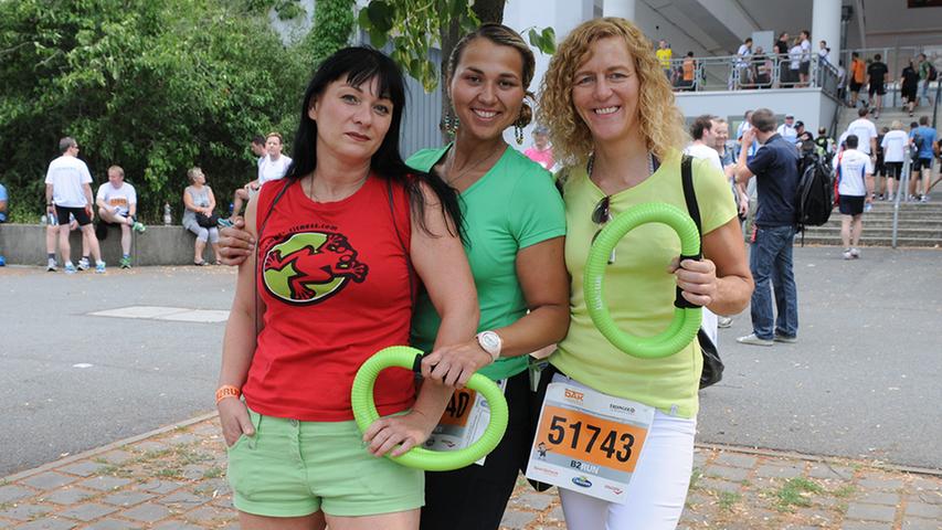 Nicole (42), Stefanie (31) und Beatrice (45, von links) sind bester Stimmung. Sie wollen mit den so genannten Smoveys an den Start gehen. Die vibrierenden Sportgeräte sollen Muskulatur und Fettverbrennung anregen.