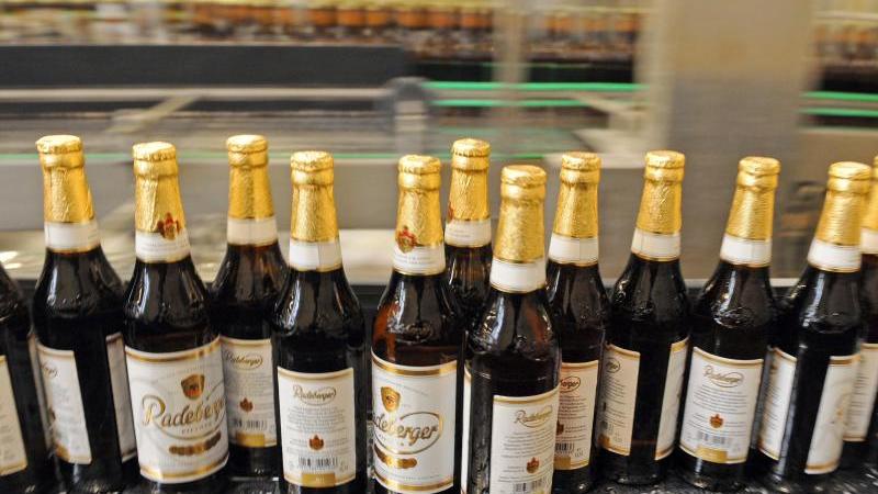 Den ersten einstelligen Rang belegt eine Brauerei aus Sachsen. Die Firma Radeberger ist vor allem für ihr Bier nach Pilsner Art bekannt, das sie nach eigener Aussage als erste in Deutschland brauten. Die Beliebtheit geht aber zurück: 1,87 Millionen Hektoliter bedeuten ein Minus von 4,5 Prozent.
