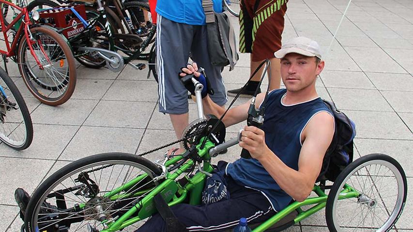 "Ich bin der einzige Rollstuhlfahrer hier", sagt Andreas Flierl (28), der diese Spezialanfertigung günstig erworben hat. Einige Umbauten waren dennoch fällig, bis er mit seinem neuen Bike zurecht kam.