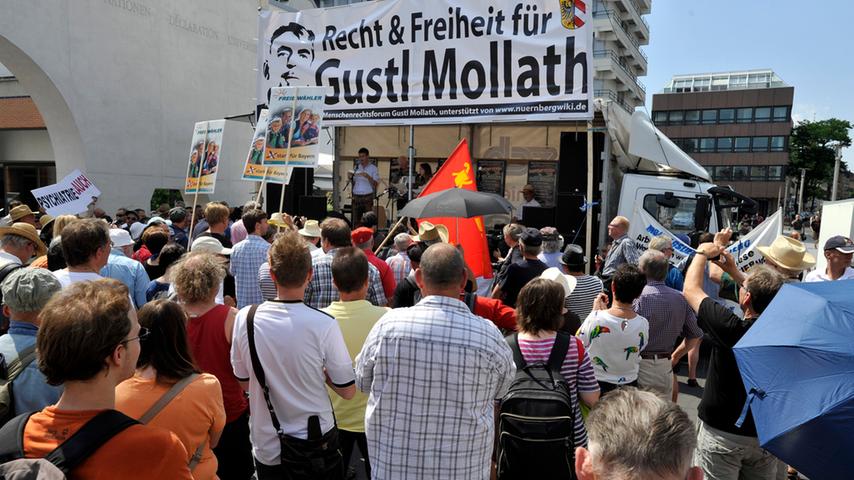 Nachdem vor wenigen Tagen der Wiederaufnahmeantrag des Verfahrens um den Nürnberger Gustl Mollath vom Landgericht Regensburg abgelehnt worden war, demonstrierten am Samstag zahlreiche Menschen für dessen Freiheit in der Nürnberger Innenstadt.