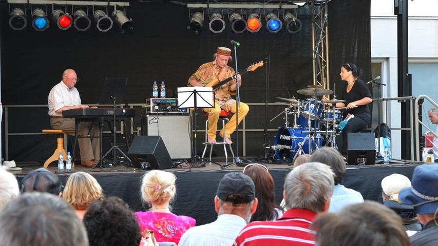 Mit Gitarre, Schlagzeug und Keyboard sorgten die Jazzmusiker für wohlige Klänge im Frankenhof.