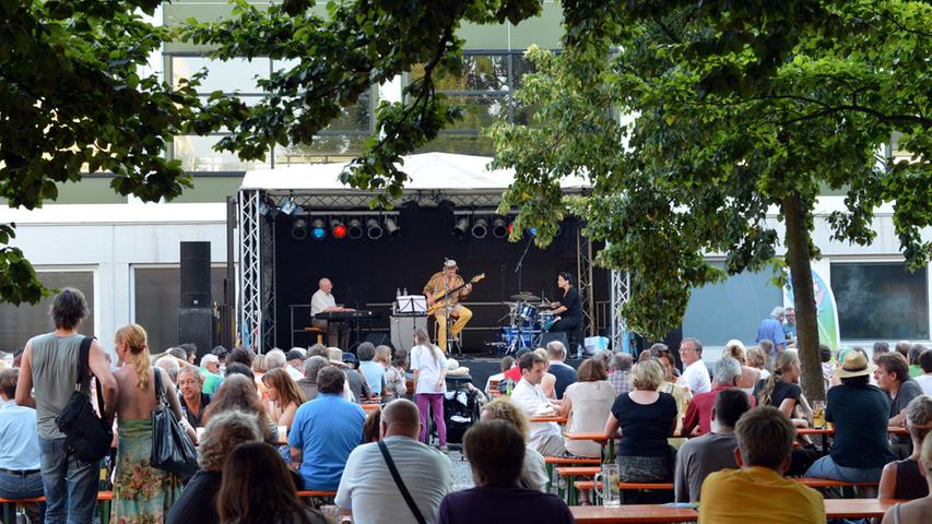 Auf der Bühne im Innenhof unterhielt das Thomas Fink Trio mit Rainer Glas das Publikum mit schwungvollem Swing und mitreißendem Groove Jazz.