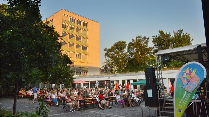 Die Gäste des großen Geburtstagsfests genossen den warmen Sommerabend im Schatten und die gute Musik.