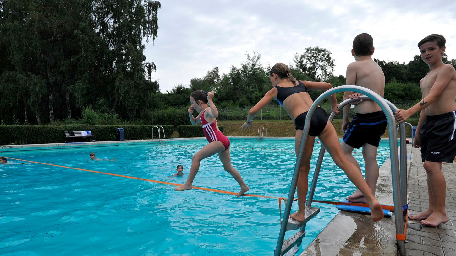 Das Neunkirchener Freibad bekommt zwei neue Becken aus Edelstahl; das Schwimmbassin am alten Ort, das Kinderplanschbecken auf der anderen Seite.
