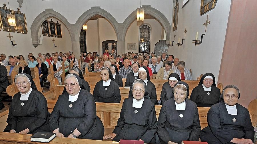 In der Kirche des Liebfrauenhauses wurde gestern ein Abschiedsgottesdienst für die Schwestern gefeiert. Nur noch vier sind aktiv, doch zum offiziellen Abschied war eine Reihe von Schwestern extra aus Mallersdorf angereist. Der Orden war über 100 Jahre in Herzogenaurach tätig. In der Kirche des Liebfrauenhauses wurde gestern ein Abschiedsgottesdienst für die Schwestern gefeiert. Nur noch vier sind aktiv, doch zum offiziellen Abschied war eine Reihe von Schwestern extra aus Mallersdorf angereist. Der Orden war über 100 Jahre in Herzogenaurach tätig.