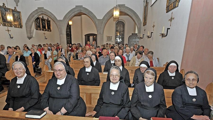 In der Kirche des Liebfrauenhauses wurde gestern ein Abschiedsgottesdienst für die Schwestern gefeiert. Nur noch vier sind aktiv, doch zum offiziellen Abschied war eine Reihe von Schwestern extra aus Mallersdorf angereist. Der Orden war über 100 Jahre in Herzogenaurach tätig.