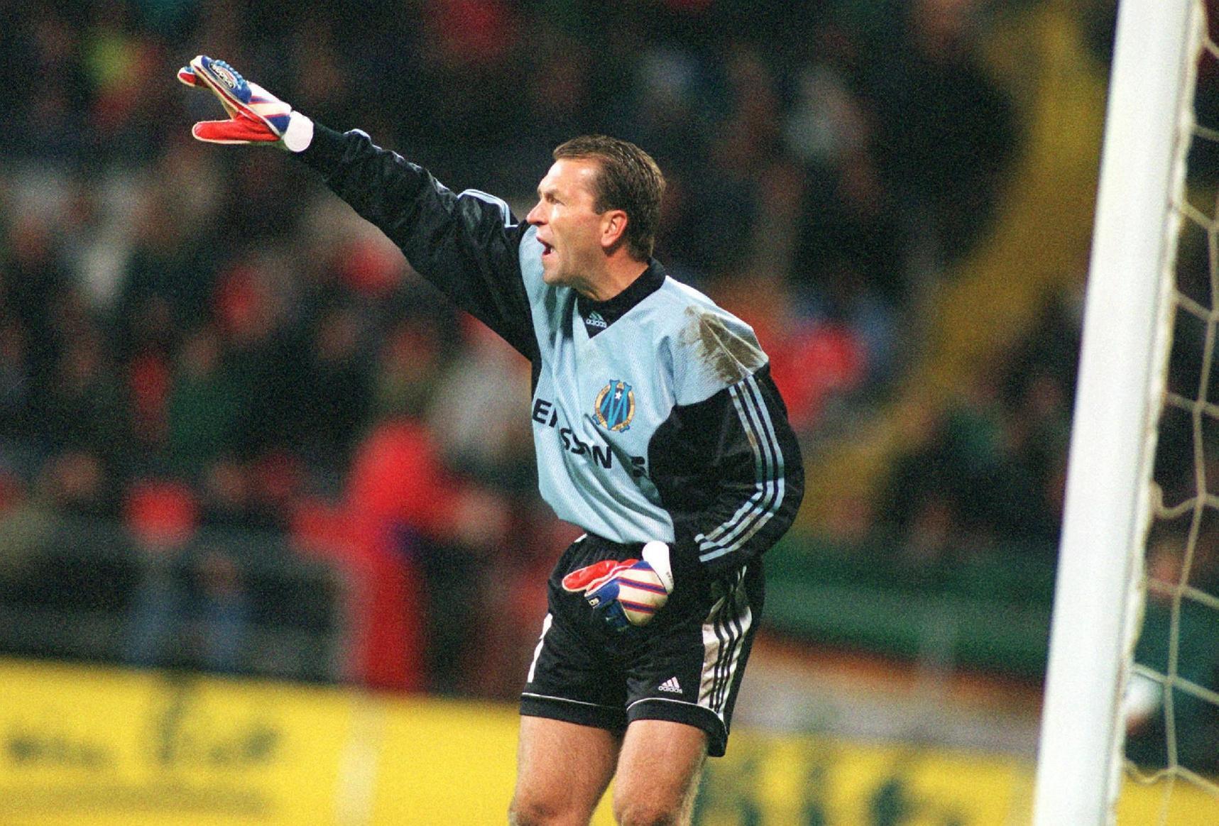 Nach dem Abstieg und acht intensiven Club-Jahren wechselt er dann zu Eintracht Frankfurt. Diese musste 1996 aber ebenfalls den bitteren Gang in die Zweitklassigkeit antreten. Als frischgebackener Europameister sagt Köpke vor der Saison 1996/97 dem VfB Stuttgart zu, flirtet dann allerdings heftig mit dem FC Barcelona. Da sich die Katalanen aber kurzfristig für Portugals Nationalkeeper Vítor Baía entschieden, heuert Köpke in Marseille an. Dort bleibt er zwei Spielzeiten, bevor er wieder nach Nürnberg - in seine Heimat also - zurückkehrt.