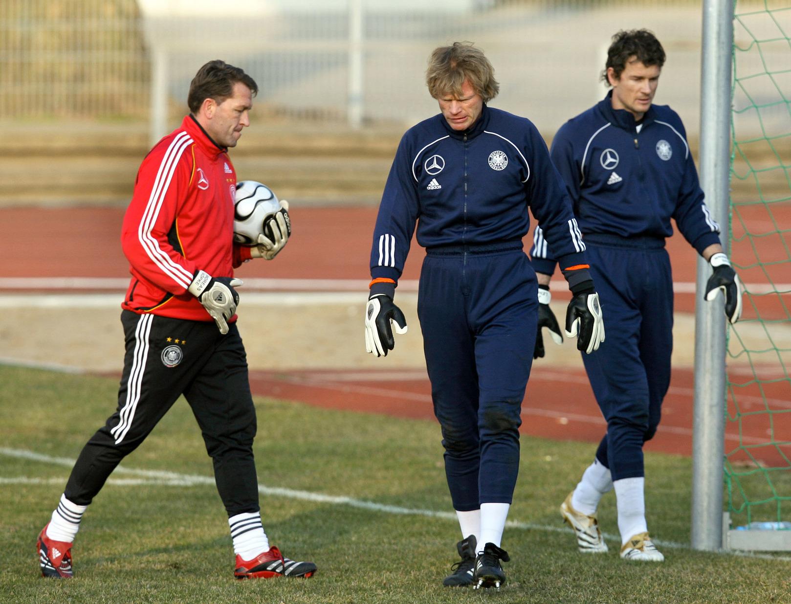 Sechs Jahre nach dem Abschied aus dem Nationalmannschaftstor kehrt Köpke dann zurück auf die internationale Bühne: Im Oktober 2004 wurde er Torwart-Trainer der deutschen Nationalmannschaft und läutete damit den zweiten Teil seiner erfolgreichen Karriere ein. Und er hatte gleich eine knifflige Aufgabe zu lösen, denn Platzhirsch Kahn und sein Herausforderer Jens Lehmann lieferten sich vor Beginn des Sommermärchens ein monatelanges und erbittertes Fernduell um den Platz zwischen den Pfosten.