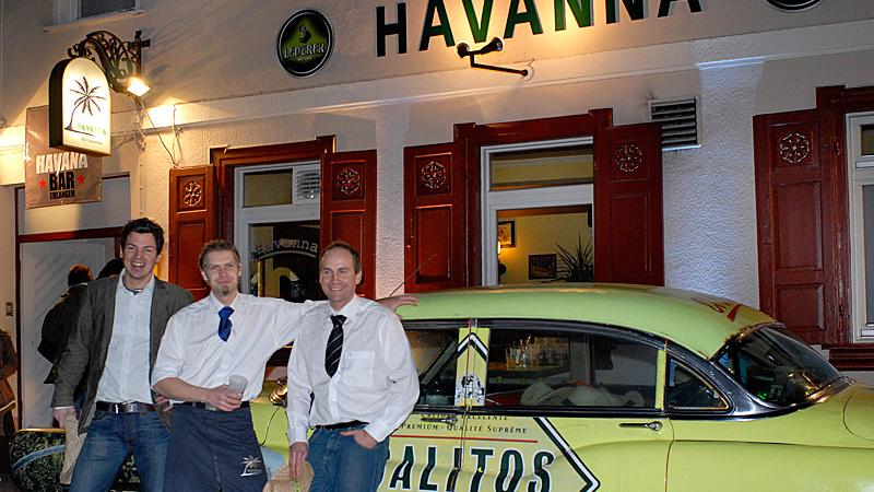 Aus «Havanna» wird «Havana»: Am Festwochenende zum Jubiläum prangten noch beide Schreibweisen an der Bar-Fassade - die Betreiber Till Stürmer, Daniel Gruber und Martin Hubmann (von links) hatten dennoch ihren Spaß.