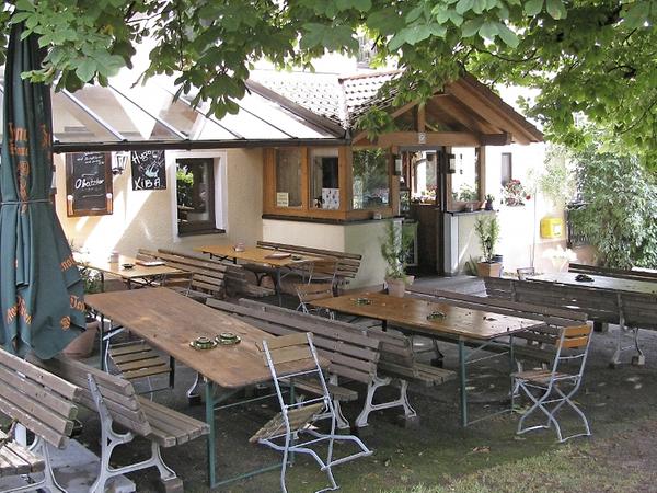 Die Wirtsstube und der Biergarten (Bild) des Gasthauses der Familie Seitz in der Dorfmitte von Bernheck gefielen der Kommission besonders. Hervorgehoben wurden die Schatten spendenden alten Bäume. Die Wirtsstube und der Biergarten (Bild) des Gasthauses der Familie Seitz in der Dorfmitte von Bernheck gefielen der Kommission besonders. Hervorgehoben wurden die Schatten spendenden alten Bäume.