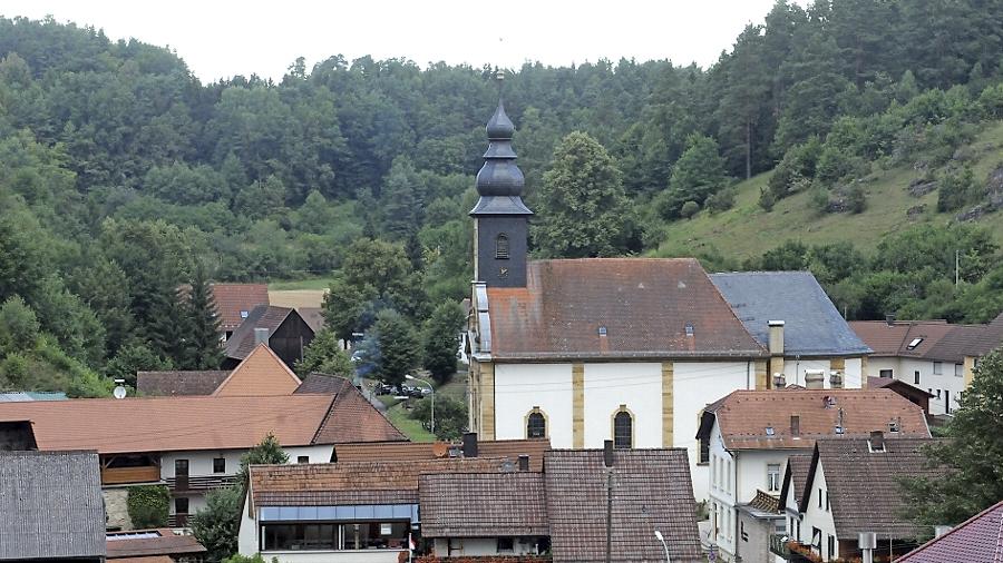 Bei den Orten unter 600 Einwohner errang Oberailsfeld einen zweiten Preis. Die große Kirche erscheine im kleinen Ort wie ein Dom, so die Wertungsrichter.
Bei den Orten unter 600 Einwohner errang Oberailsfeld einen zweiten Preis. Die große Kirche erscheine im kleinen Ort wie ein Dom, so die Wertungsrichter.