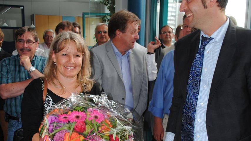 Für Ehefrau Andrea Dornisch hatte Schwabachs Stadtkämmerer Sascha Spahic (rechts) Blumen mitgebracht.