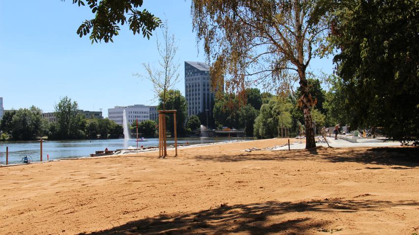 Schon vor der Fertigstellung luden die Bäume an der Strandpromenade dazu ein, darunter Platz zu nehmen...