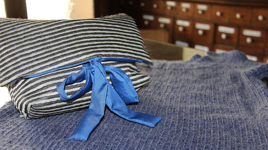Farblich ergänzt die blau unterfütterte Handtasche mit Schleife (50 Euro) aus Dekostoff das Longsleeve zu einem bezaubernden Outfit.