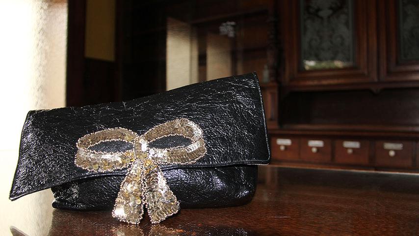 ... und die original aus den 40er Jahren stammende Paillettenschleife ist ein echter Blickfang, der sich vom glänzenden Schwarz der Tasche abhebt.