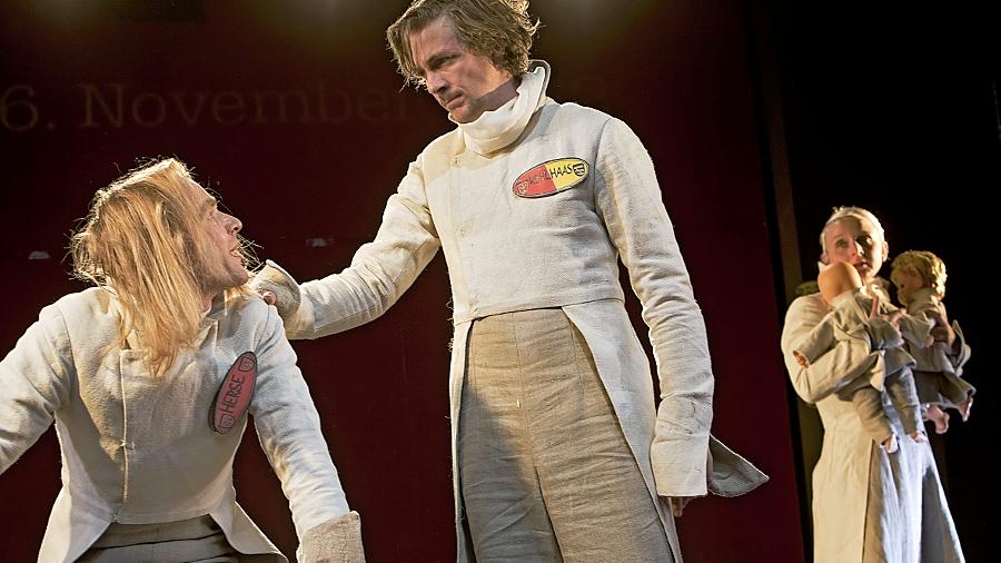 Darf man das Recht in die eigene Hand nehmen?: Szene von den Proben zu „Kohlhaas 05/10“ im Theater in der Garage. Darf man das Recht in die eigene Hand nehmen?: Szene von den Proben zu „Kohlhaas 05/10“ im Theater in der Garage.