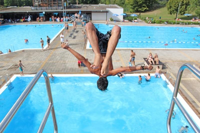 Das Heidecker Freibad verfügt über ein Schwimmerbecken, ein Nichtschwimmerbecken, ein Kinderplanschbecken und ein Sprungbecken. Insgesamt hat es eine Wasserfläche von 1000 Quadratmetern. Weitere Informationen und das System zur Ticketbuchung finden Sie hier.