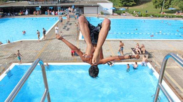 Das Heidecker Freibad verfügt über ein Schwimmerbecken, ein Nichtschwimmerbecken, ein Kinderplanschbecken und ein Sprungbecken. Insgesamt hat es eine Wasserfläche von 1000 Quadratmetern. Weitere Informationen und das System zur Ticketbuchung finden Sie hier.