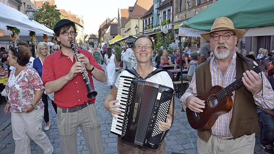 Zur Unterhaltung spielen auch heuer wieder Straßenmusikanten auf. Zum Auftakt sorgte „Steffis kleine Zachmusik“ um Akkordeonspielerin Steffi Zachmeier für Stimmung bei den Festbesuchern. 