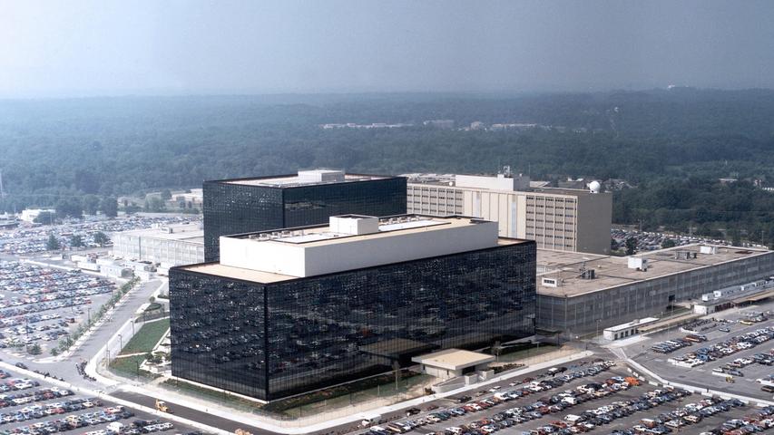 Der "Spiegel" berichtete Ende Juni, die NSA sammle in Deutschland monatlich rund 500 Millionen Daten aus Telefon- und Internetverbindungen von Bundesbürgern. Auch die EU werde gezielt ausspioniert.
