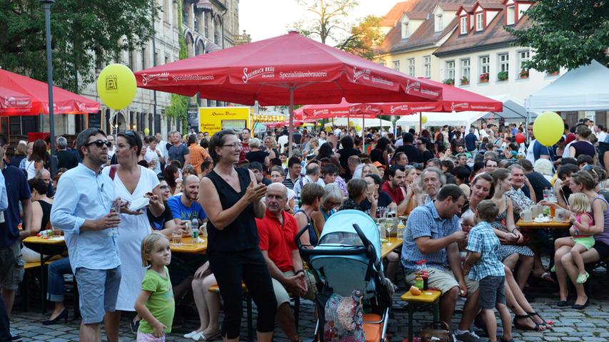 Das Erlanger Altstadtfest feiert in diesem Jahr seinen 20. Geburtstag und lockte bereits am Freitag Tausende auf den idyllischen Kirchenplatz.