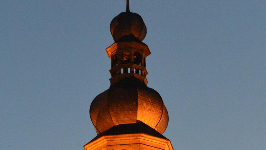 Der Kirchturm thront über dem Altstadtfest