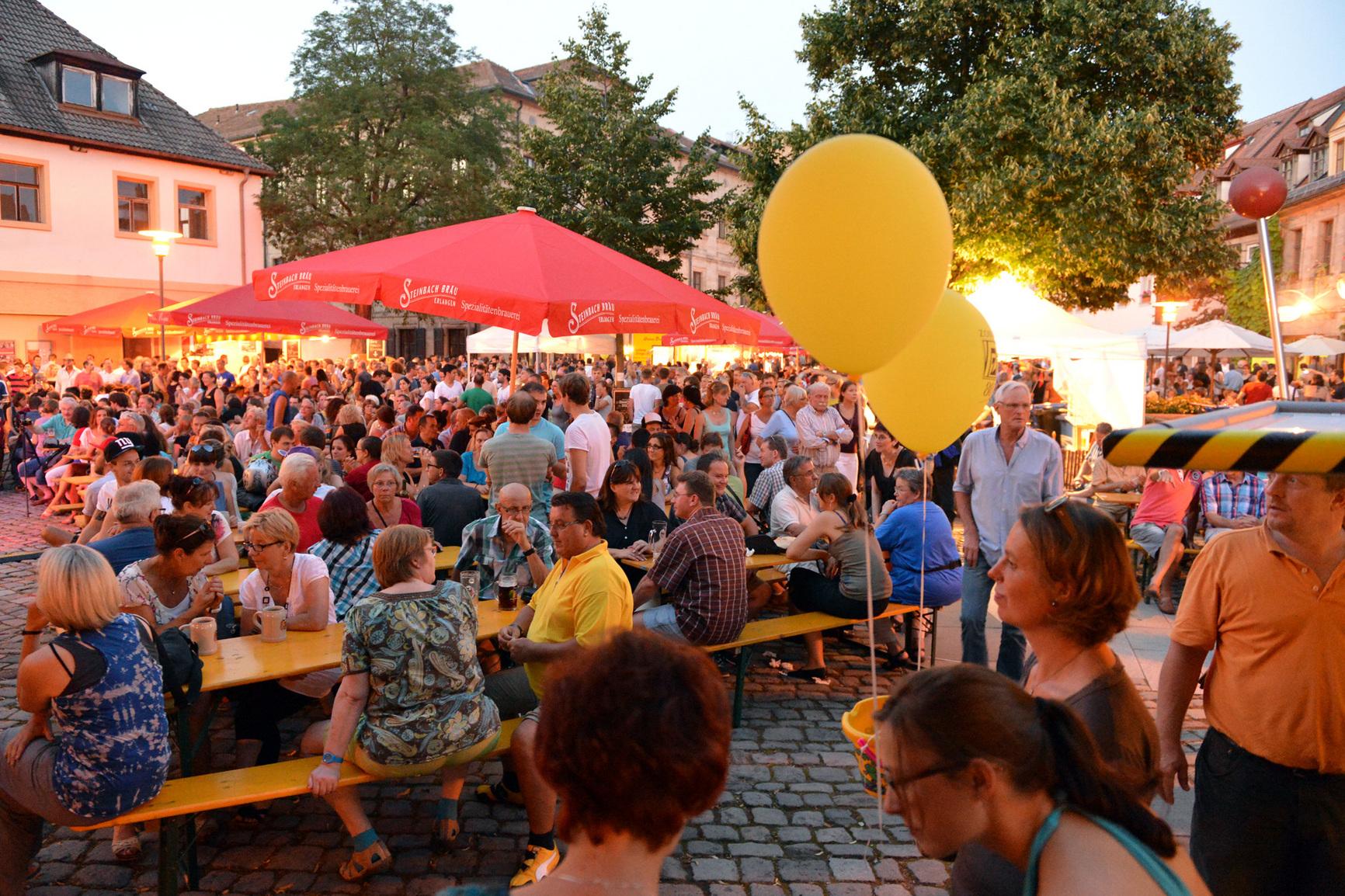 Tausende Besucher feiern das 20. Altstadtfest in Erlangen  Nordbayern