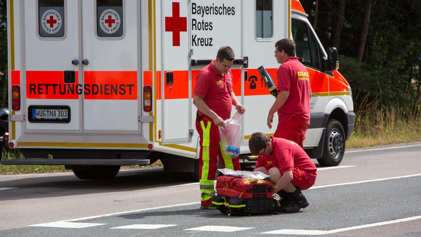 Einsatz für den Notarzt: Ein Motorradfahrer zog sich bei einem Auffahrunfall bei Pfofeld Knochenbrüche zu.