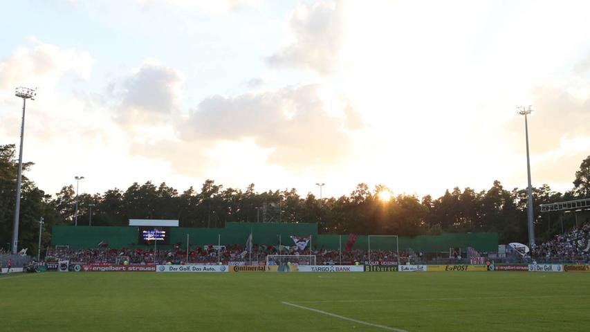 Fast 3000 mitgereiste Fans aus Nürnberg hofften auf einen guten Start in die Saison - und auf Wiedergutmachung für die Pokal-Schmach in Havelse vor einem Jahr (2:3).
