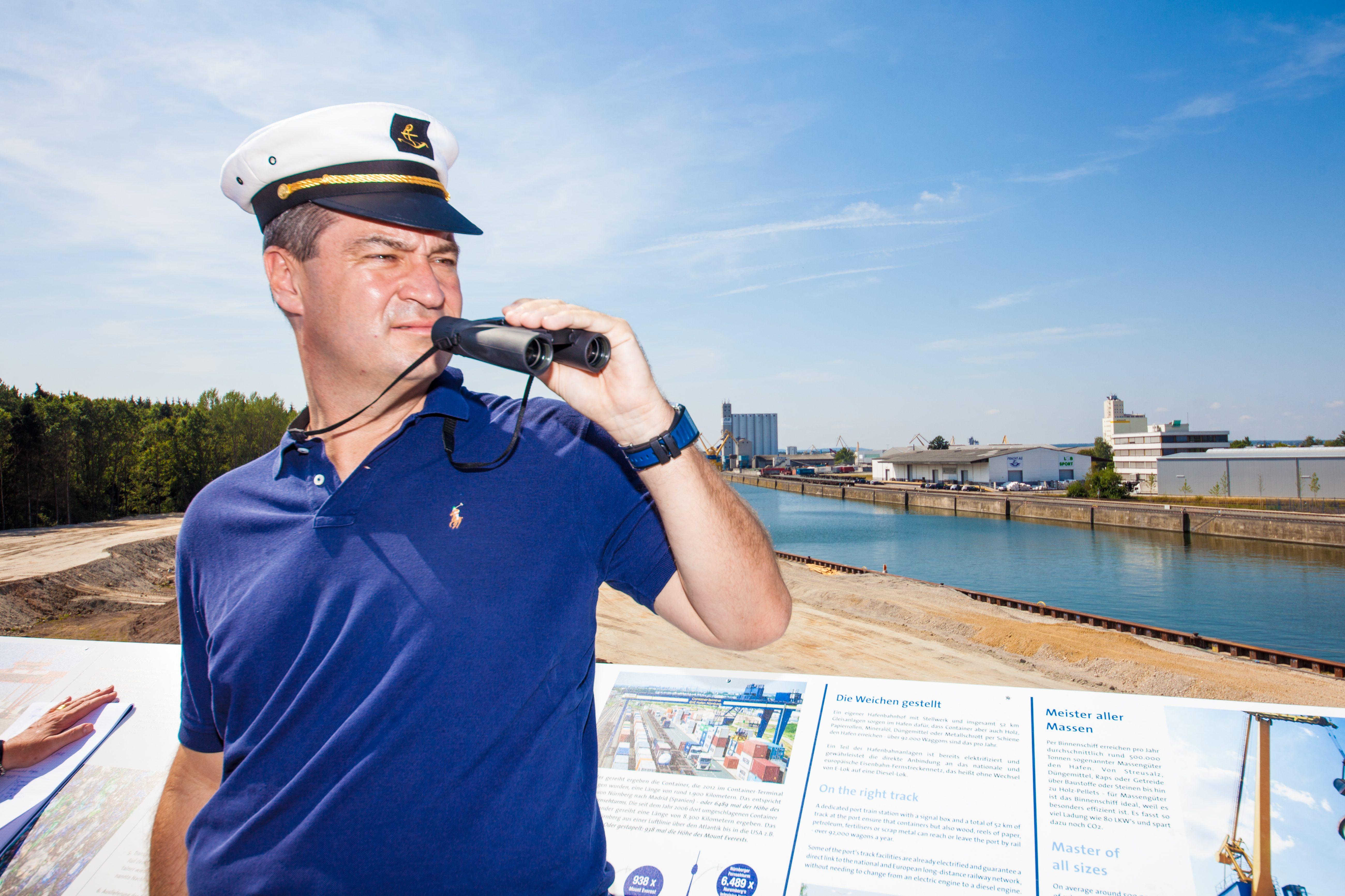 Nach wochenlangem Hick-Hack um die Zukunft der schwer angeschlagenen CSU, kommt es Anfang Dezember 2017 zur Entscheidung: Horst Seehofer macht den Weg als Ministerpräsident frei, Joachim Herrmann verzichtet auf eine Kampfkandidatur gegen Söder - und so wird dieser einstimmig zum Spitzenkandidaten für die anstehende Landtagswahl gewählt. Ab diesem Zeitpunkt steht also fest, wo die Reise für Markus Söder hin geht.
