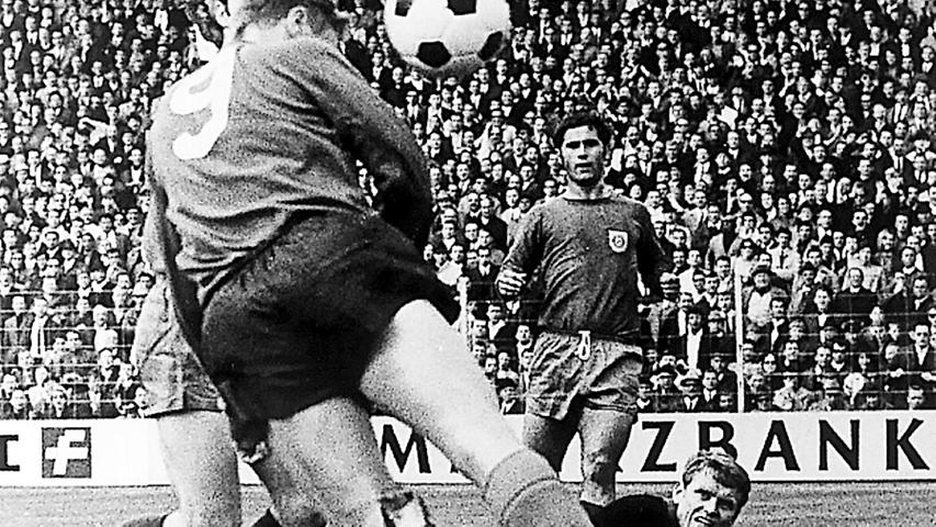1,73 Meter sind für einen Angreifer zugegebenermaßen kein Gardemaß. Dennoch kam Franz Brungs in seiner Karriere zum ehrenvollen Spitznamen "Goldköpfchen". Seinen wohl goldensten Auftritt hatte der gebürtige Honnefer in der Meistersaison 1967/68, als er beim 7:3 über den FC Bayern dem Weltmeister-Keeper von 1974, Sepp Maier, fünf Treffer einschenkte. Insgesamt ließ Brungs im Club-Jersey 52-mal das gegnerische Netz zappeln.