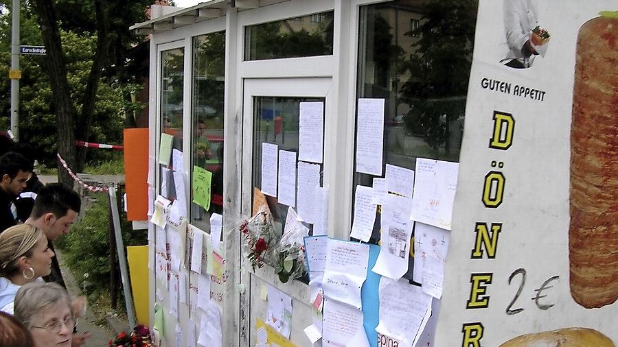 Wenige Tage nach dem Mord zeigten Menschen ihre Trauer mit Blumen und Zettel mit kurzen Botschaften. Eine Zeugin des Mordes an dem Kurden Ismail Yasar hat schon  2006 die mutmaßlichen Täter auf Videoaufnahmen vom Bombenanschlag in der Kölner Keupstraße wiedererkannt. Doch der Spur ging niemand nach.