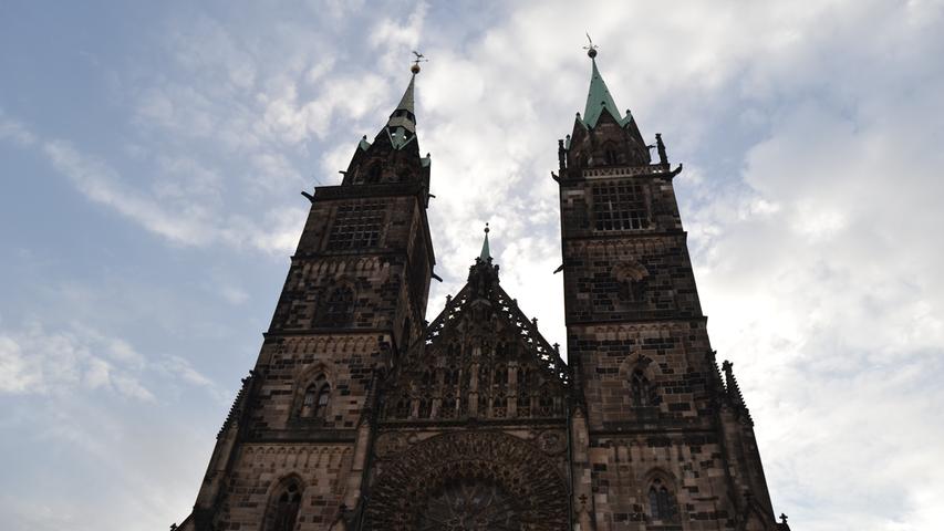 Die Türme der Lorenzkirche sind rund 81 Meter hoch. Der Bau der hoch­gotischen Basilika wurde um 1250 begonnen. Im 15. Jahrhundert ent­stand der Hallenchor.