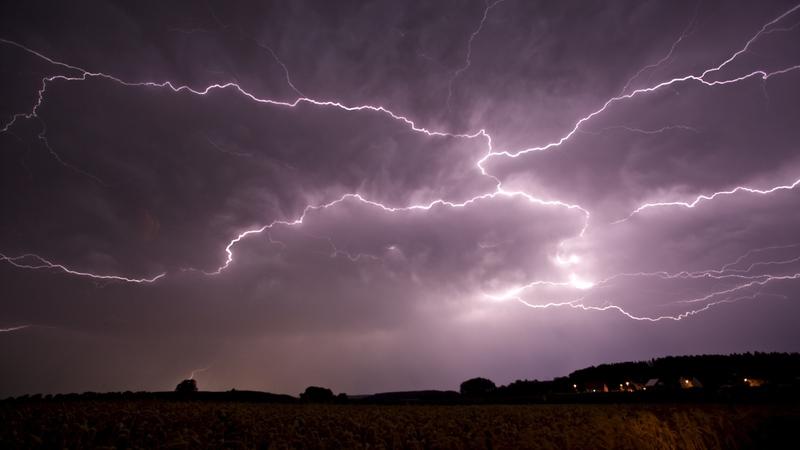 Blitz schlägt in Dachstuhl ein