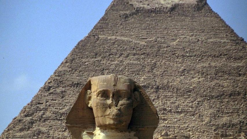 Bereits die alten Ägypter verehrten Katzen als heilige Tiere. Veranschaulicht wurde dies unter anderem in der fast 5000 Jahre alten Sphinx von Gizeh. Sie stellt eine Katze bzw. einen Löwen mit Menschenkopf dar.