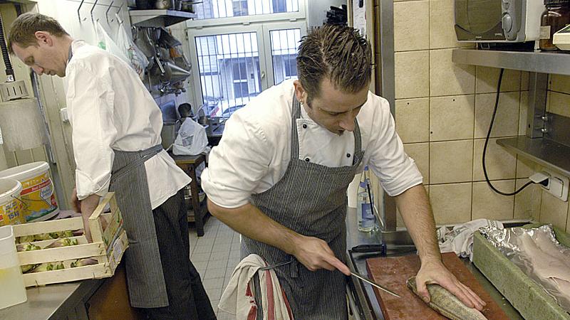 Schuppe für Schuppe, Fisch für Fisch: Zwei Stunden lang enthäutet Yves Ollech und filetiert.