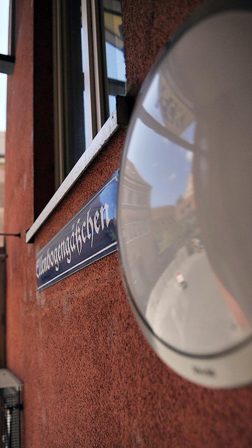 Der Name ist Programm. Eine winzige Gasse inmitten der Sebalder Altstadt. Der Architekt Dieter Fritsch ließ sich von alten Plänen aus dem 17. Jahrhundert dazu verleiten, die kleine Gasse bei der Umgestaltung des Druckerei-Anwesens in der Burgstraße anzulegen. Die Form entschied schließlich über den Namen Ellenbogengässchen.