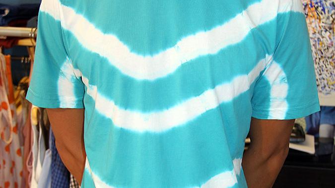 Dezente Verläufe auffälliger Farben können auch fesch wirken, wie dieses grelle Blau mit Wellenmuster. Das T-Shirt von bleed (32,90 Euro) besticht den Betrachter.