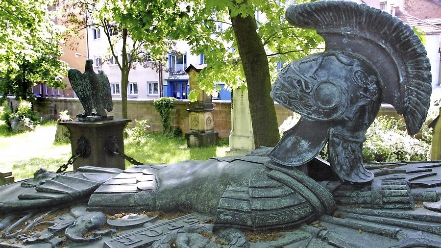 In Nürnberg hat ein 25-Jähriger den Diebstahl von wertvollen Grabziertafeln vom Nürnberger Rochusfriedhof gestanden. In Nürnberg hat ein 25-Jähriger den Diebstahl von wertvollen Grabziertafeln vom Nürnberger Rochusfriedhof gestanden.