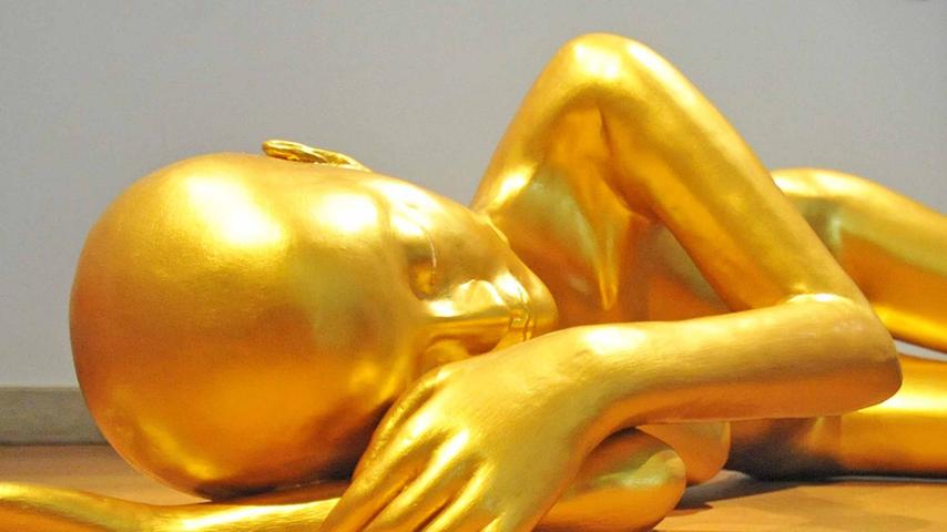 Schönheit beim Schönheitsschlaf im Rathaus: Goldene Figur von Ae Hee Lee.
