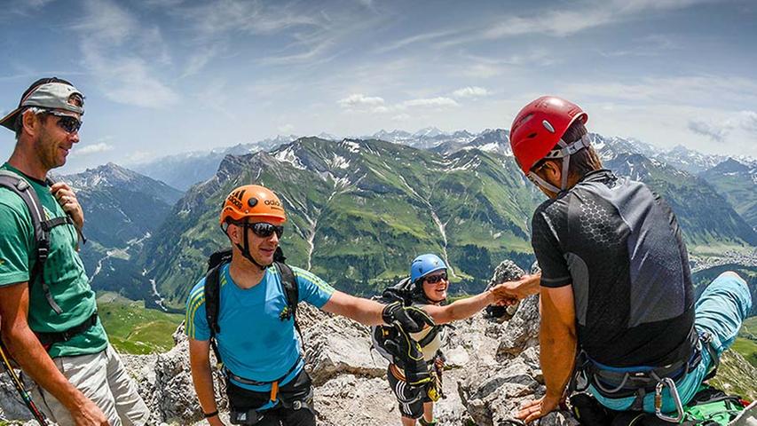 Los geht es von der Bergstation des Steffisalp-Express in Warth, nach rund zwei Stunden Anstieg wird man am Gipfel des Karhorn in 2420 Metern Höhe mit einer spektakulären Aussicht belohnt.