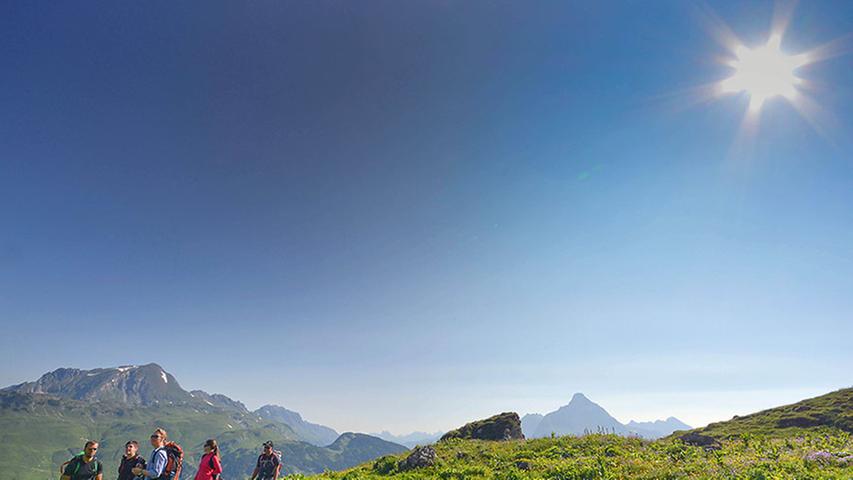 Die Bergstation der Sesselbahn liegt auf 1884 Metern, sie ist im Sommer auch Ausgangspunkt vieler Wandertouren, für Familien zum nahen Körbersee und der Hochalphütte sowie für Gipfeltouren zum Wartherhorn.