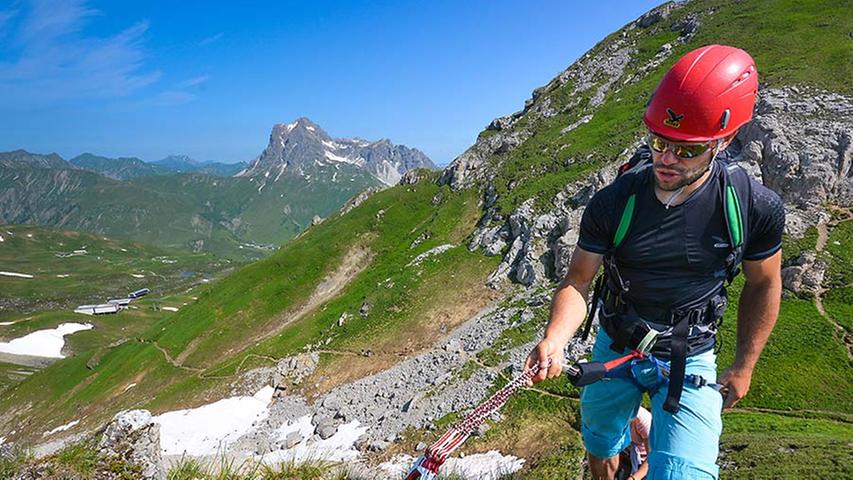 Bergführer Christian Fritz sichert sich am Einstieg zum Klettersteig am Karhorn in Warth-Schröcken.
