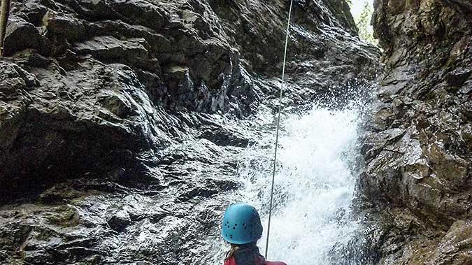 Beim Canyoning heißt es Abseilen durch einen Wasserfall Rutschen über glatt geschliffene Felsen und Springen in glasklare Strudeltöpfe.